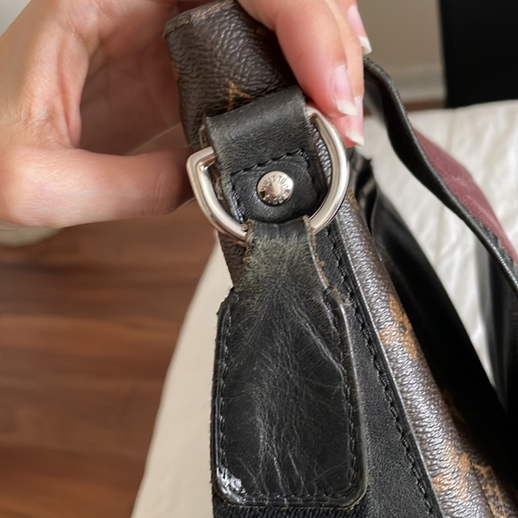 LOUIS VUITTON
Monogram Abbesses Messenger Bag - Picture 9 of 9